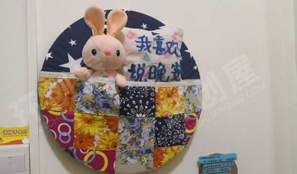 幼儿园绘本楼梯间墙面布置图片