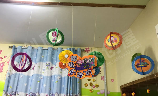 幼儿园小猪佩奇主题吊饰图片