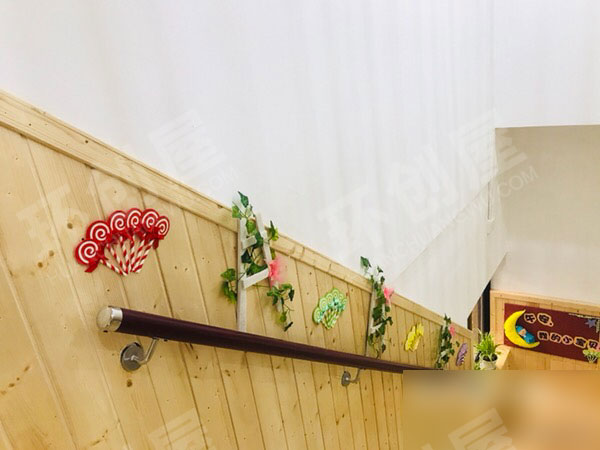 幼儿园走廊楼梯扶手装饰图片