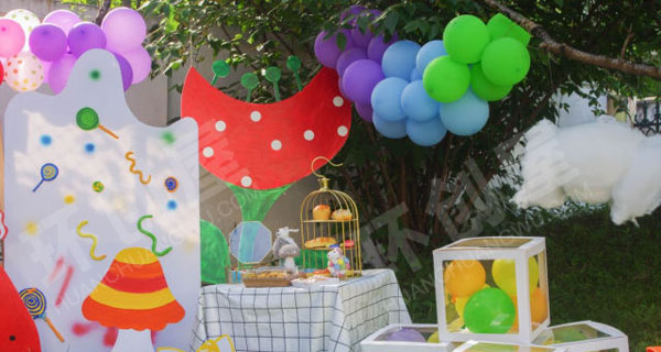 幼儿园户外集体生日会环境布置图片
