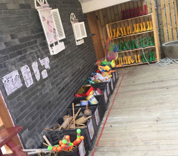 幼儿园废物利用户外游戏玩具收纳处图片