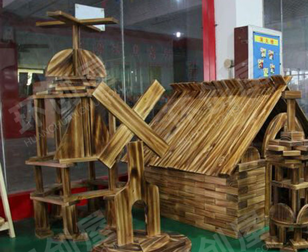 幼儿园户外碳烧积木搭建图片