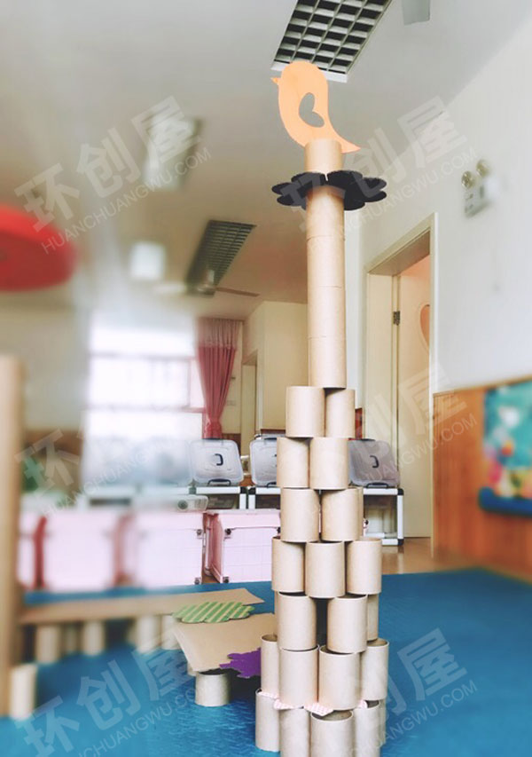 幼儿园建构区纸芯筒与纸板的搭建图片
