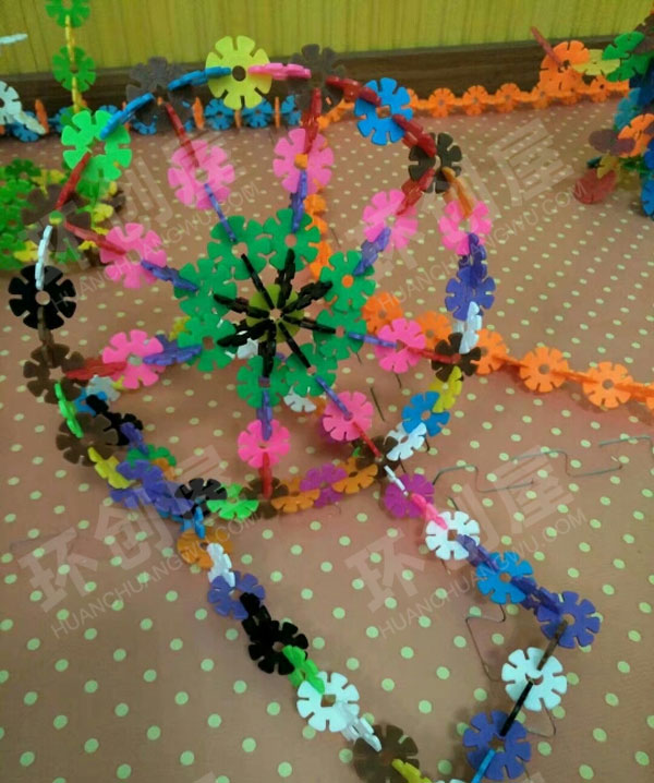 幼儿园建构区雪花片大赛游乐场图片