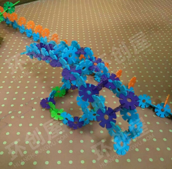 幼儿园建构区雪花片大赛游乐场图片