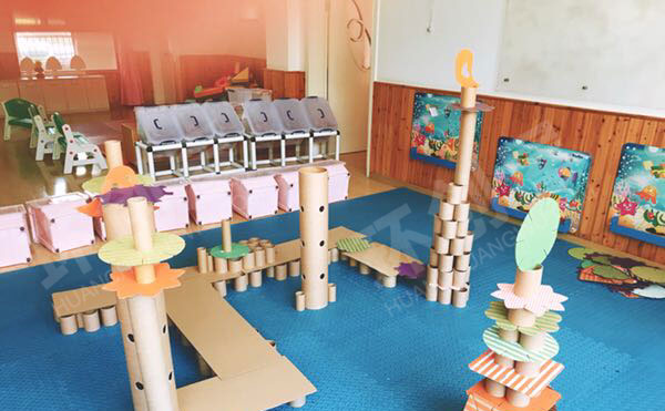 幼儿园建构区纸芯筒与纸板的搭建图片