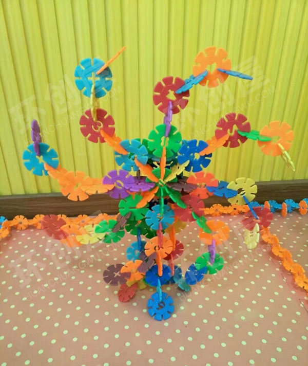 幼儿园建构区雪花片大赛游乐场图片