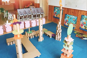 幼儿园建构区纸芯筒与纸板的搭建图片3张