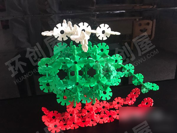 幼儿园建构区雪花片拼交通工具图片