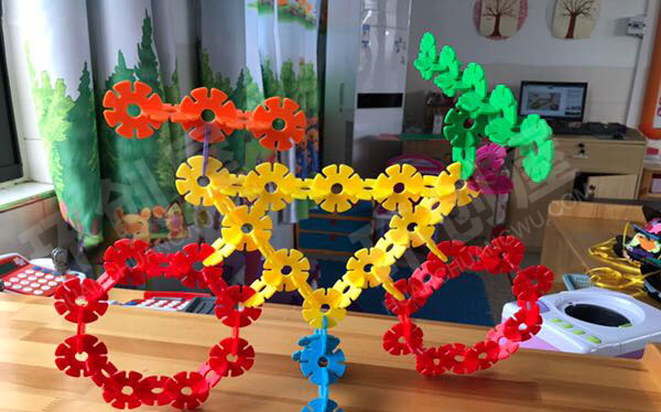 幼儿园建构区雪花片拼交通工具图片