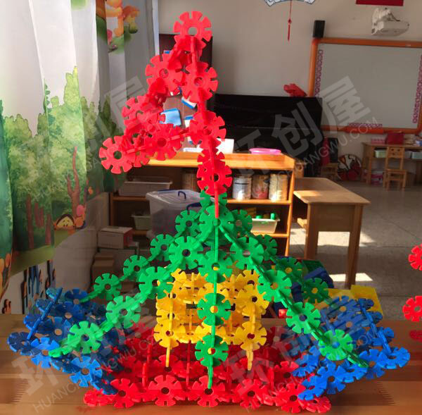 幼儿园建构区雪花片拼交通工具图片