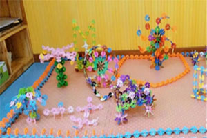 幼儿园建构区雪花片大赛游乐场图片8张