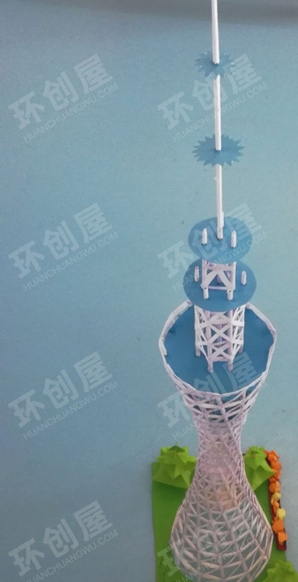 幼儿园建构区废物利用纸箱搭建大桥高塔图片
