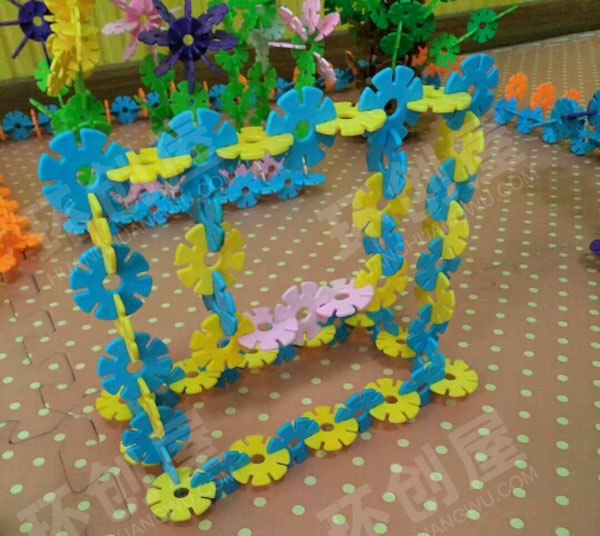 幼儿园建构区雪花片大赛游乐场图片