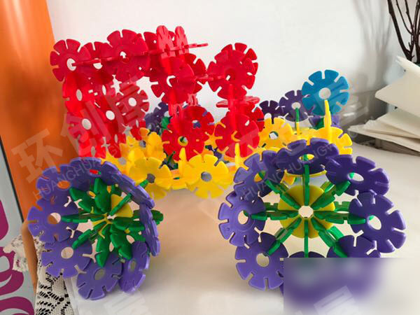 幼儿园建构区雪花片拼交通工具图片