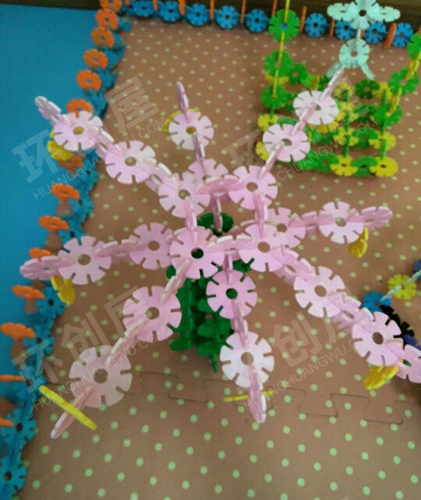 幼儿园建构区雪花片大赛游乐场图片