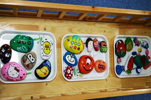 幼儿园美工区环保石头画图片7张