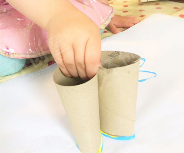 幼儿园美工区卷纸芯印画可爱的小兔兔图片