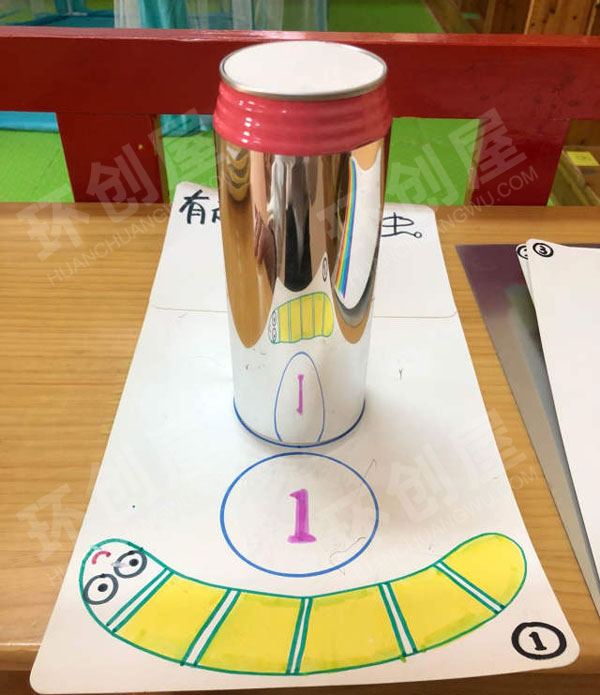 幼儿园科学区有趣的圆筒镜实验图片