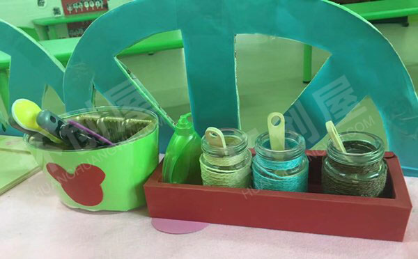 幼儿园益智区自制颜色鲜艳的玩教具图片 