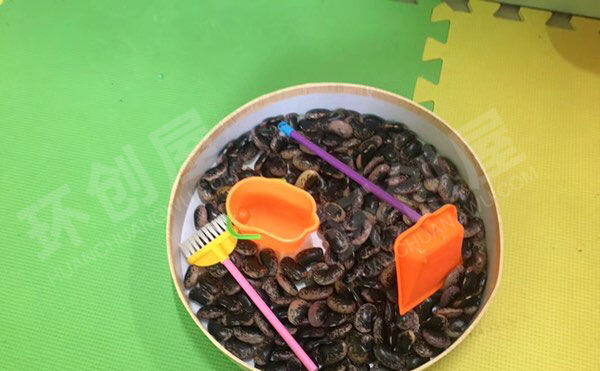幼儿园益智区自制颜色鲜艳的玩教具图片 