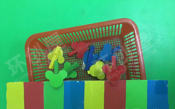 幼儿园益智区自制颜色鲜艳的玩教具图片 