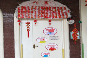 幼儿园门窗过新年主题图片2张