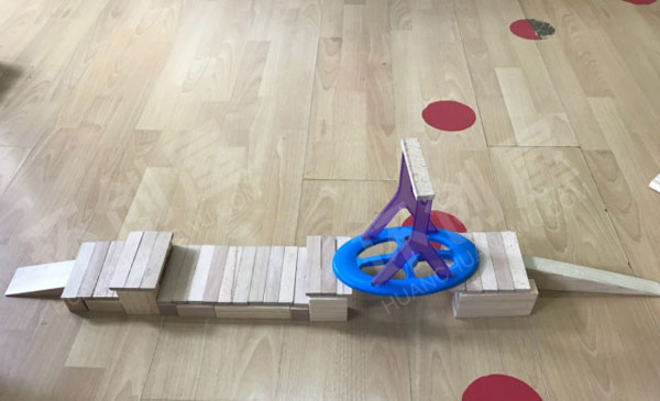 幼儿园建构区幼儿搭建的桥图片