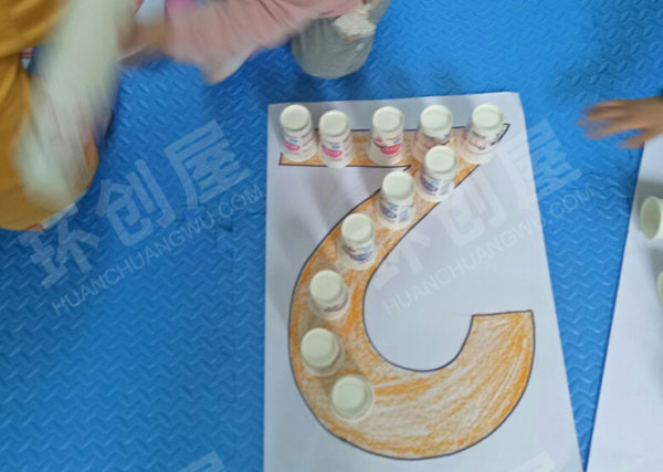 幼儿园建构区数字上的建造图片