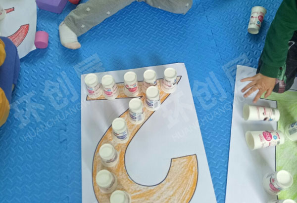 幼儿园建构区数字上的建造图片