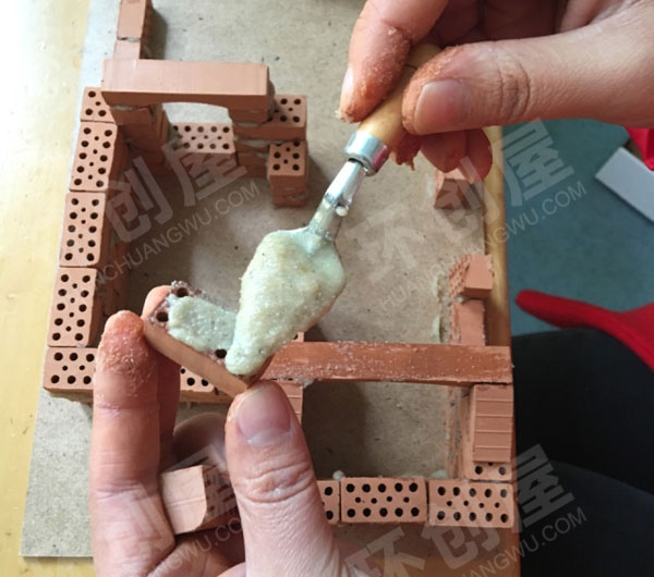 幼儿园建构区小小建筑师泥巴搭建小屋模型图片