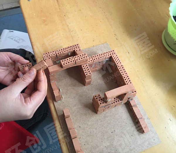 幼儿园建构区小小建筑师泥巴搭建小屋模型图片