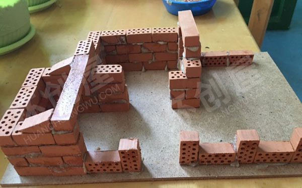 幼儿园建构区小小建筑师泥巴搭建小屋模型图片