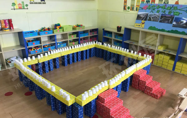 幼儿园建构区幼儿搭建的桥图片