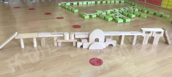 幼儿园建构区幼儿搭建的桥图片
