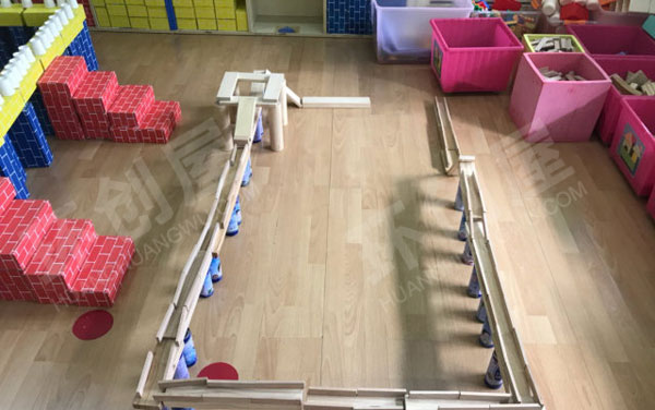 幼儿园建构区幼儿搭建的桥图片