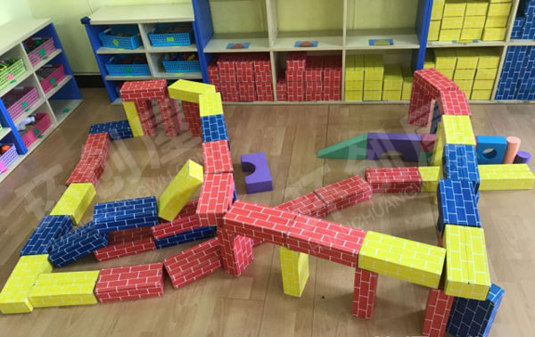 幼儿园建构区幼儿搭建的桥图片
