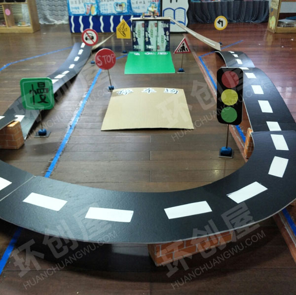 幼儿园科学区晨间游戏汽车飞机场图片
