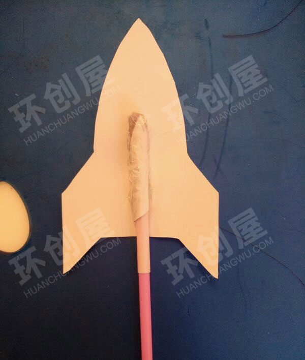 幼儿园科学区自制会飞的火箭图片