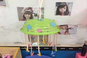 幼儿园角色游戏美发屋烫头发帽图片2张