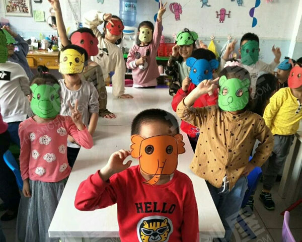 幼儿园表演区生动的小面具图片