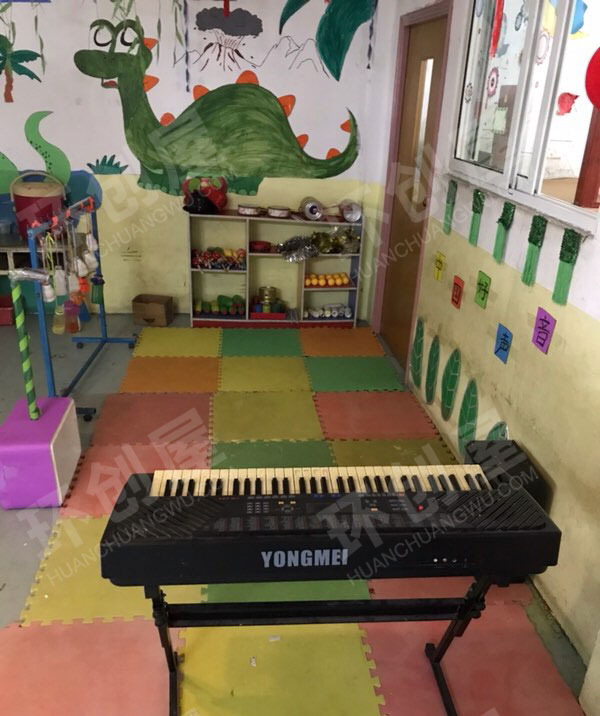 幼儿园表演区钢琴一角图片
