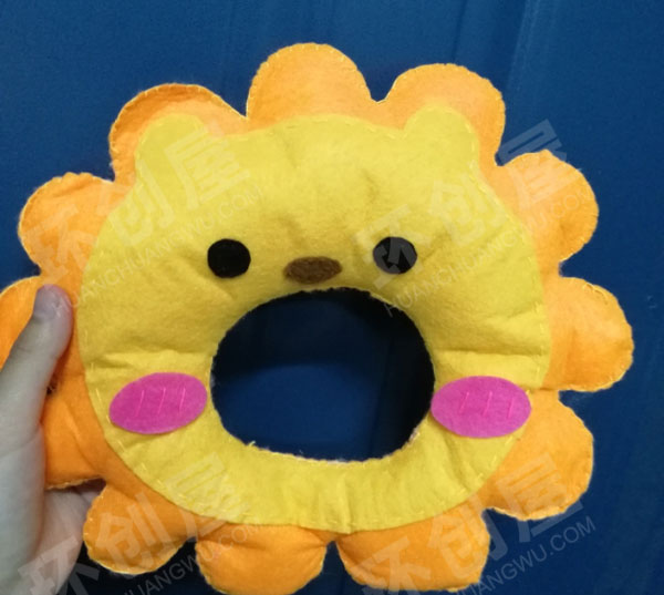 幼儿园表演区不织布制作的手摇铃图片
