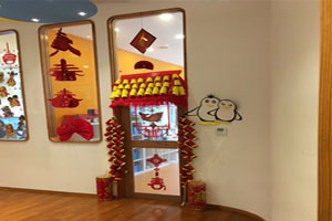 幼儿园超好看的新年门窗装饰图片2张