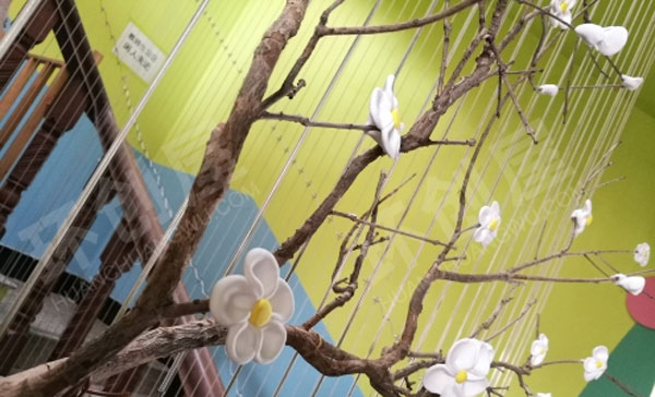幼儿园走廊里的梅花装饰图片