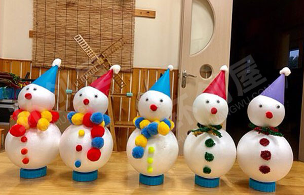 幼儿园走廊摆放美丽的圣诞节手工艺品图片