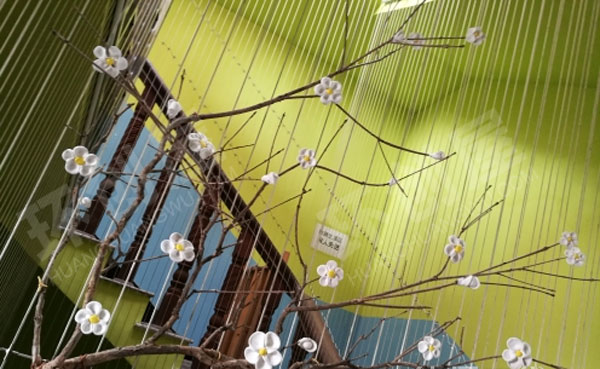 幼儿园走廊里的梅花装饰图片