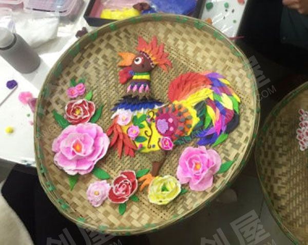 幼儿园作品展示新年作品簸箕装饰画图片