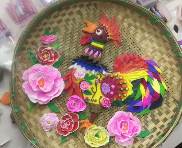 幼儿园作品展示新年作品簸箕装饰画图片