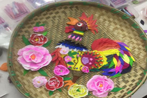 幼儿园作品展示新年作品簸箕装饰画图片4张